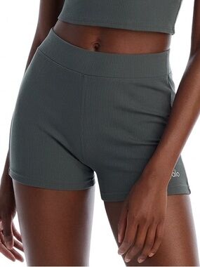 Alo Yoga Goddess Ribbed High-Waist Hot Shorts Dark Cactus XS